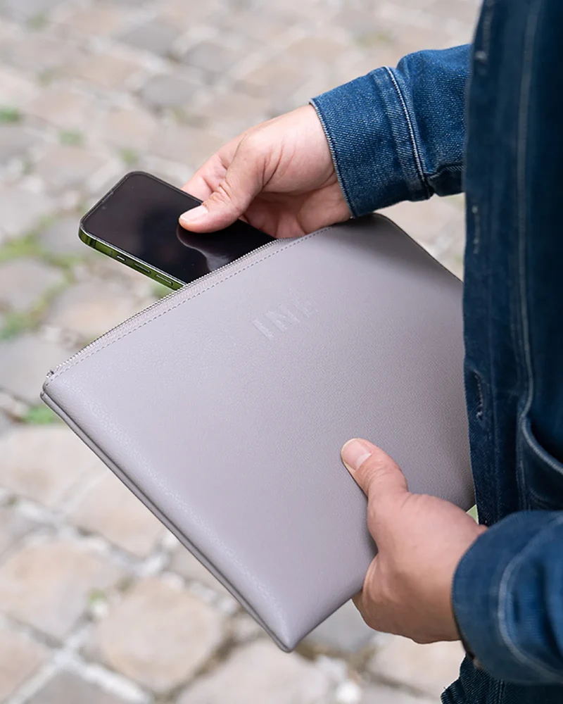 Pochette cuir recyclé INE 10/11" à personnaliser